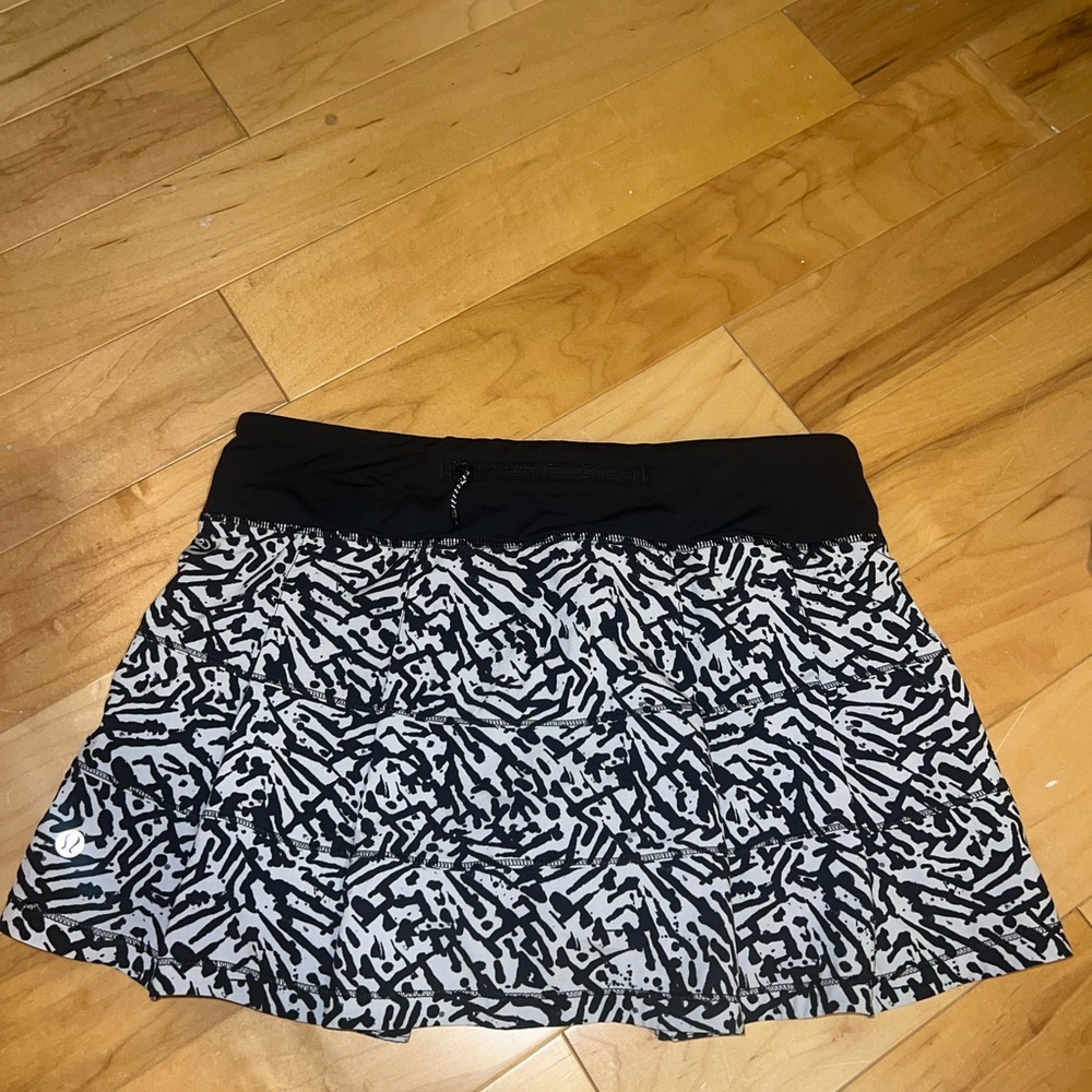 Lululemon tennis shirt black and white size 6
